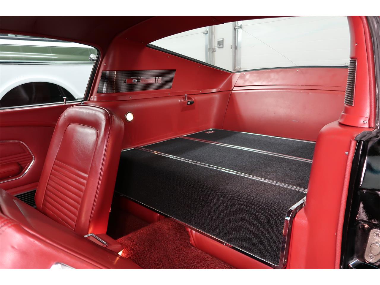 Ford-Mustang-1967-Raven-Black-Red-24