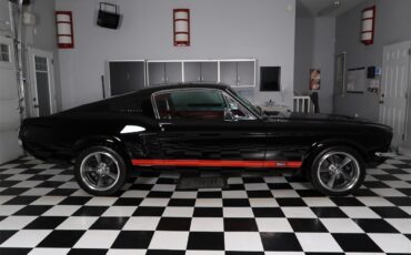 Ford-Mustang-1967-Raven-Black-Red-3