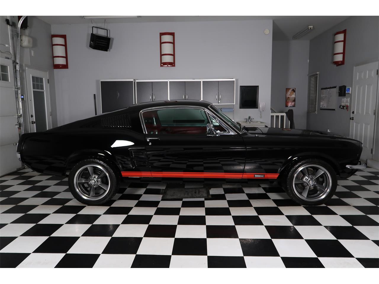 Ford-Mustang-1967-Raven-Black-Red-3