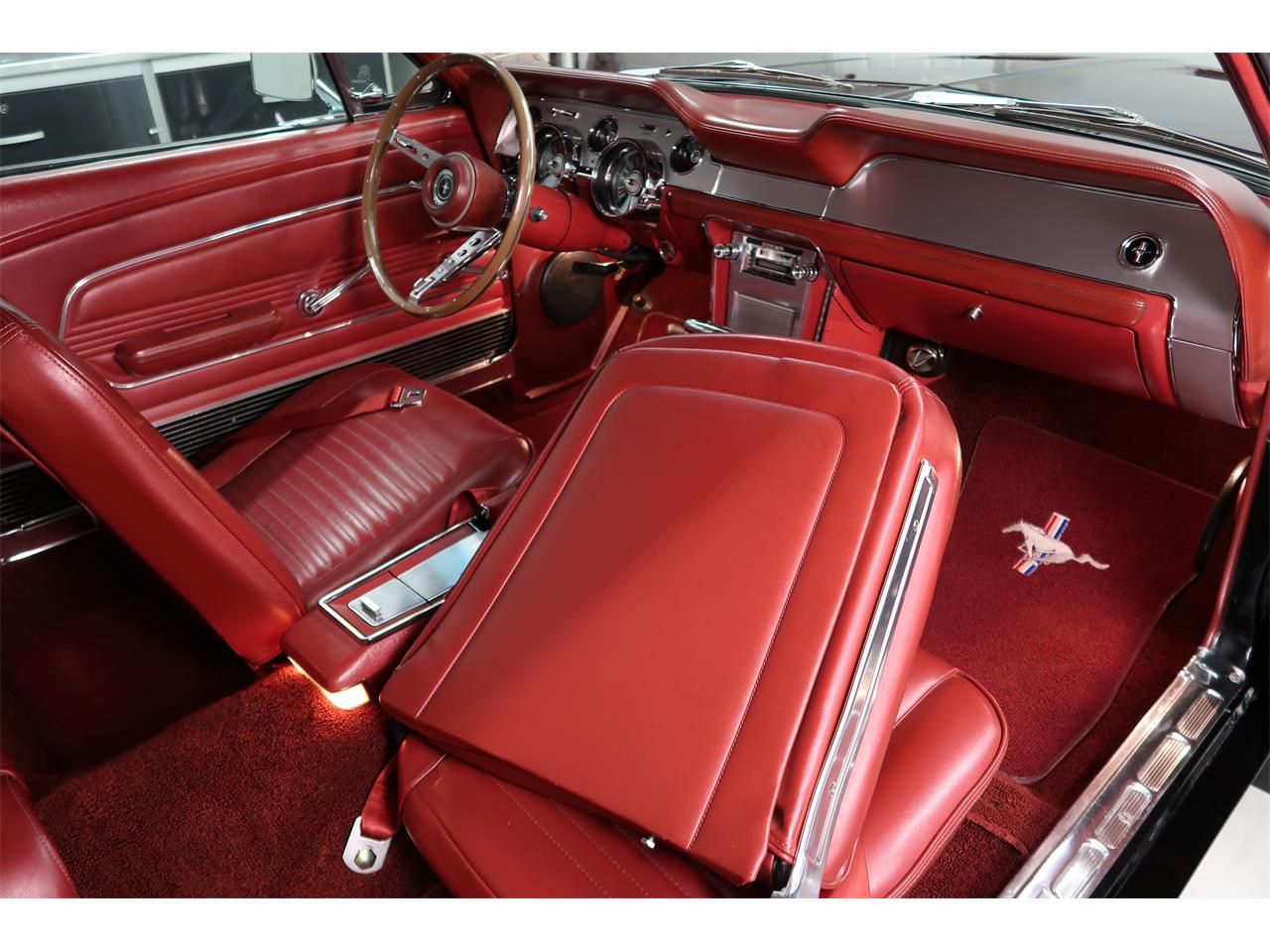 Ford-Mustang-1967-Raven-Black-Red-31