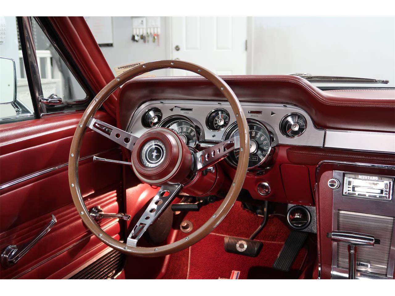 Ford-Mustang-1967-Raven-Black-Red-33