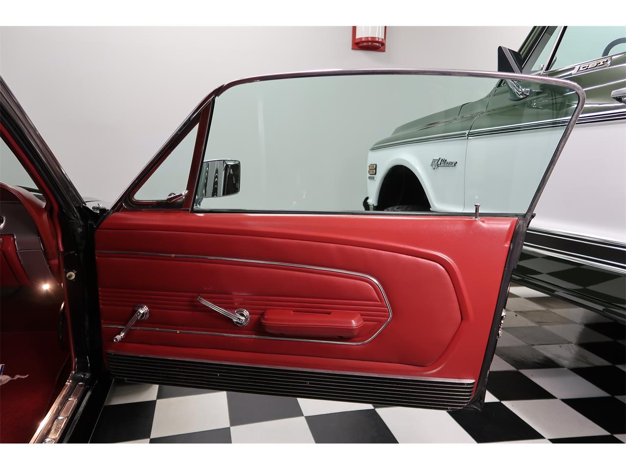 Ford-Mustang-1967-Raven-Black-Red-34