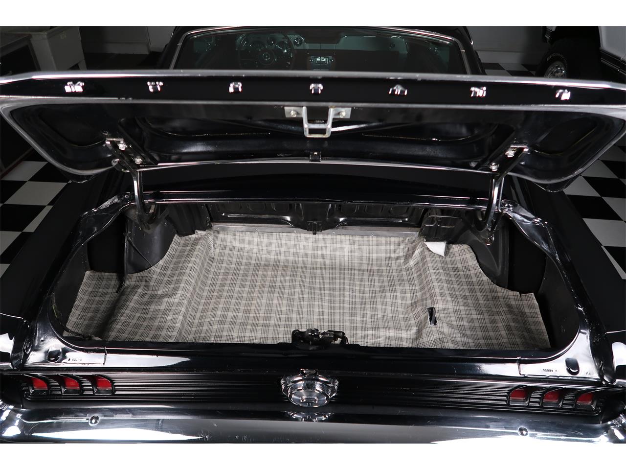 Ford-Mustang-1967-Raven-Black-Red-36