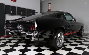 Ford-Mustang-1967-Raven-Black-Red-4