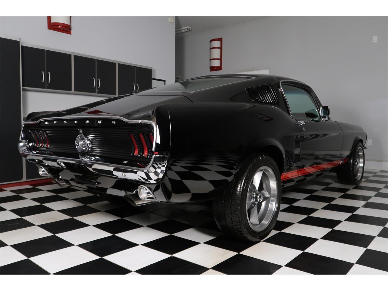 Ford-Mustang-1967-Raven-Black-Red-4