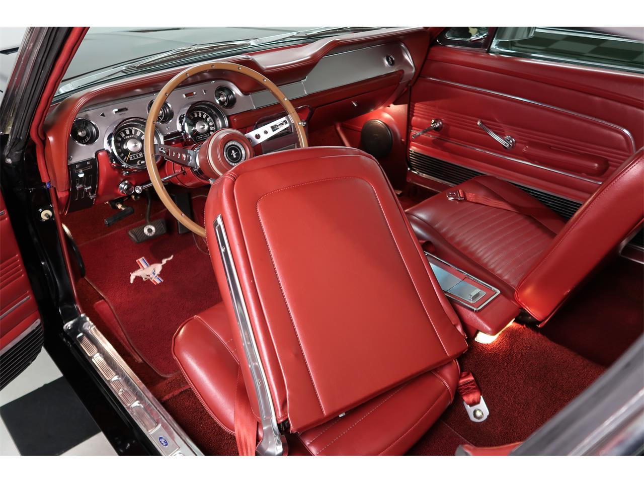 Ford-Mustang-1967-Raven-Black-Red-40