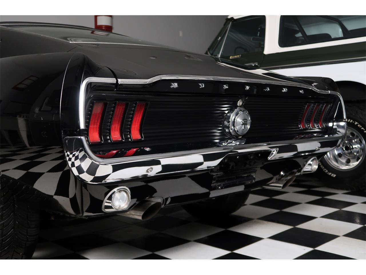 Ford-Mustang-1967-Raven-Black-Red-8