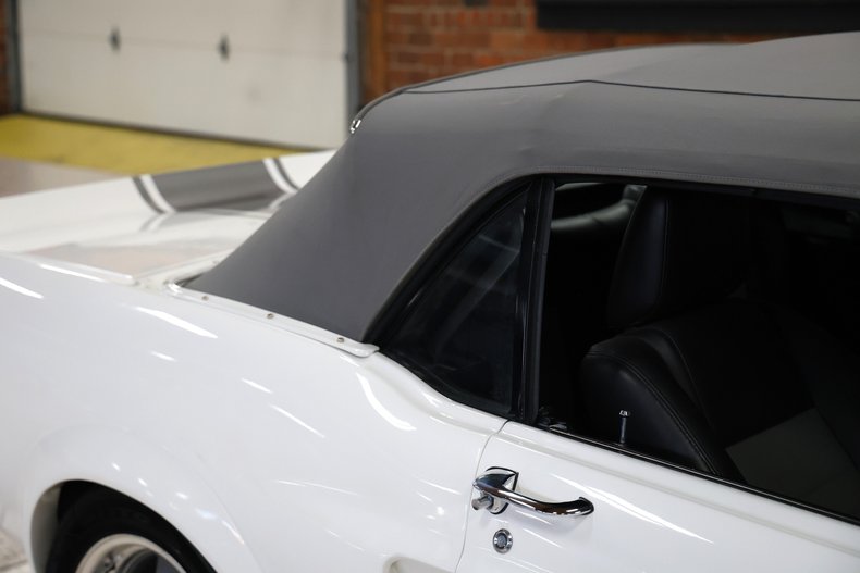 Ford-Mustang-1967-Wimbledon-White-Black-ampamp-Gray-1