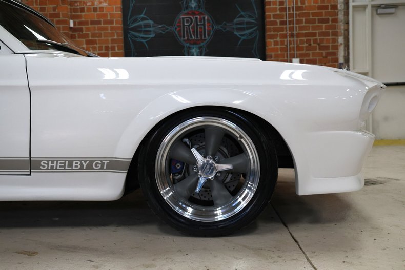 Ford-Mustang-1967-Wimbledon-White-Black-ampamp-Gray-17