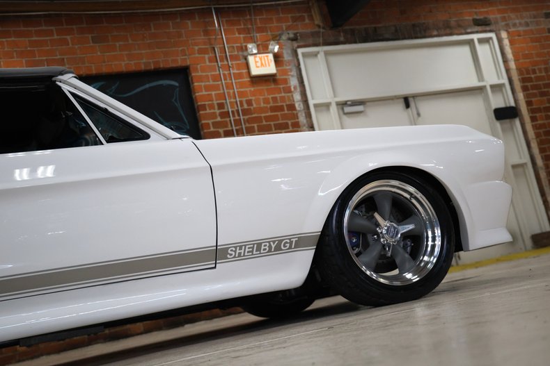 Ford-Mustang-1967-Wimbledon-White-Black-ampamp-Gray-2