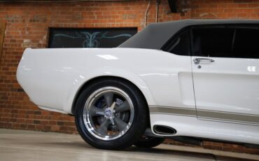 Ford-Mustang-1967-Wimbledon-White-Black-ampamp-Gray-3