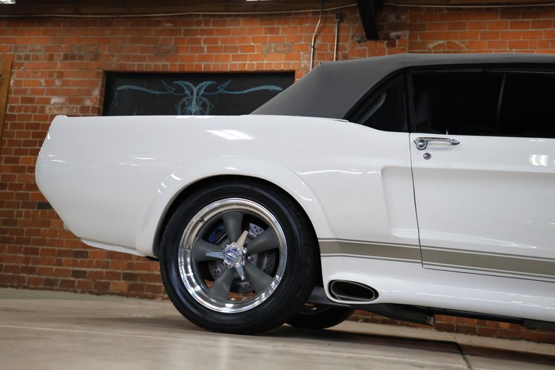 Ford-Mustang-1967-Wimbledon-White-Black-ampamp-Gray-3