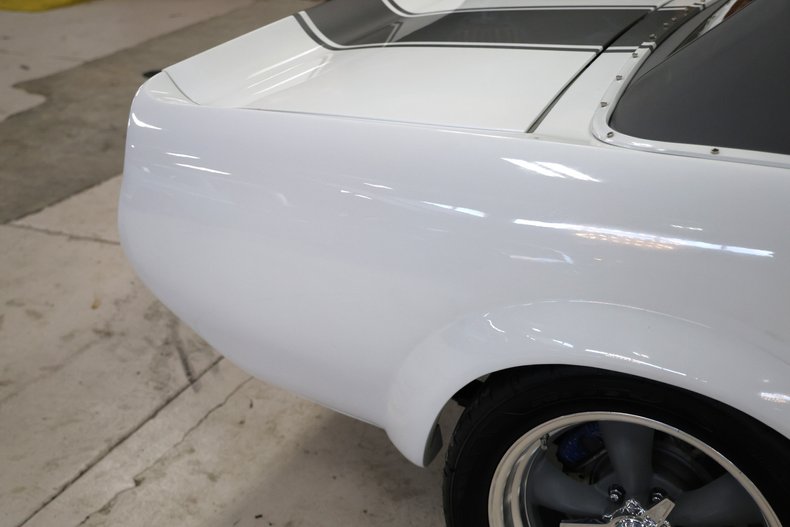 Ford-Mustang-1967-Wimbledon-White-Black-ampamp-Gray-4