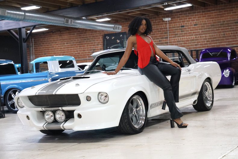 Ford-Mustang-1967-Wimbledon-White-Black-ampamp-Gray-9
