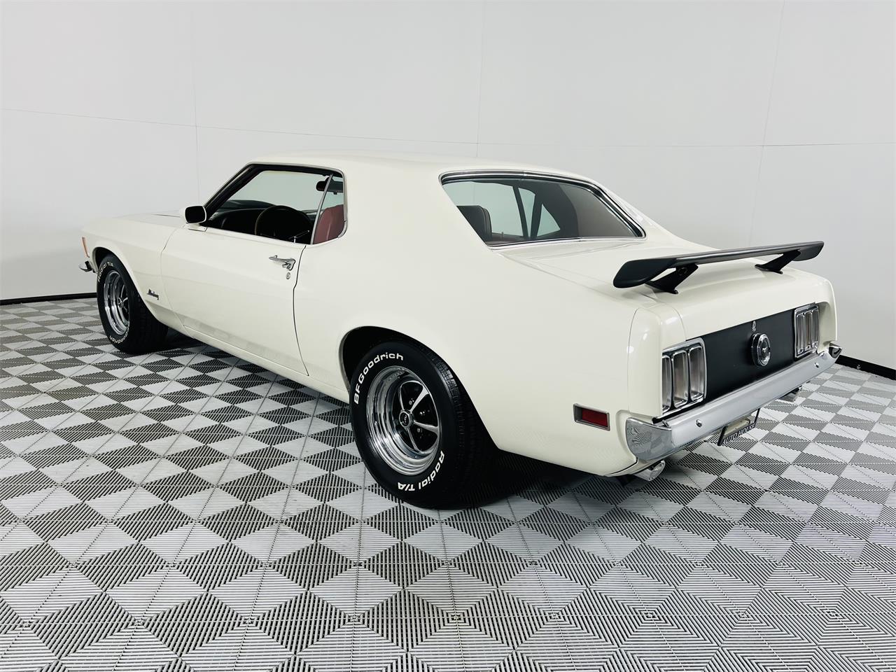 Ford-Mustang-1970-White-Red-2
