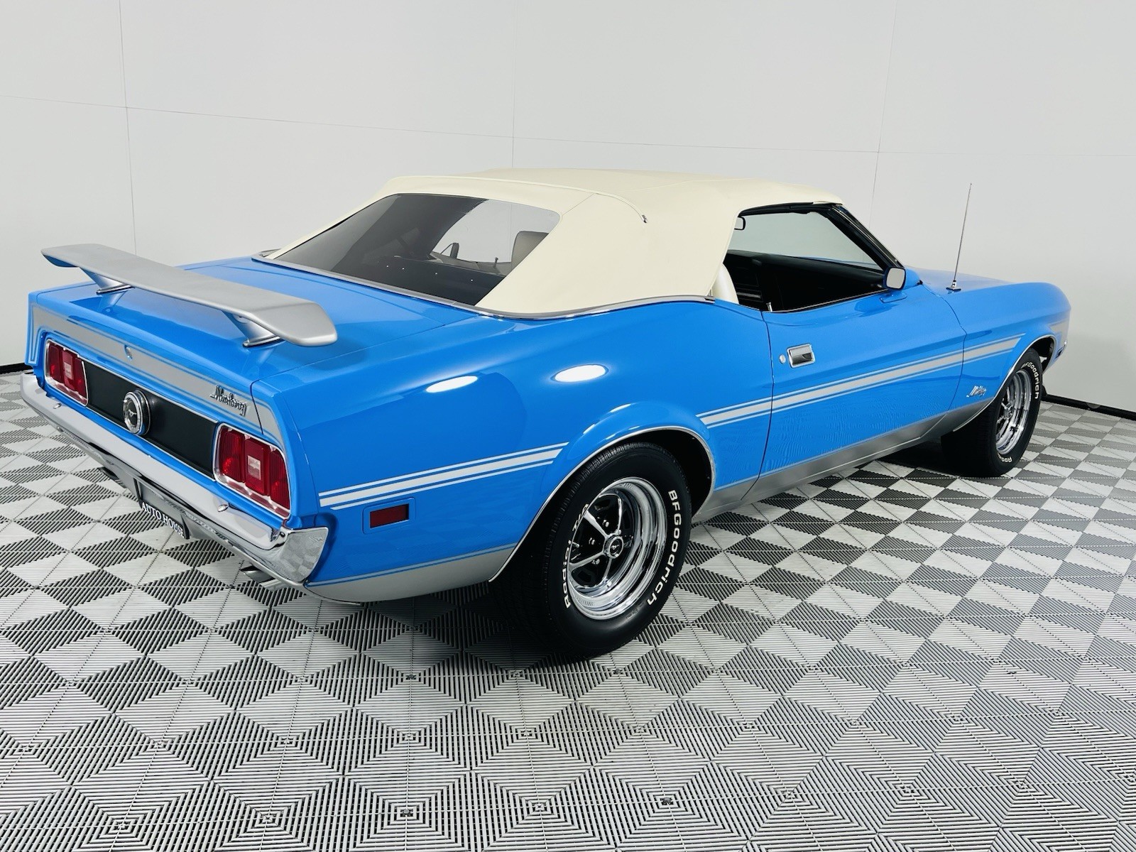 Ford-Mustang-1972-Coupe-13