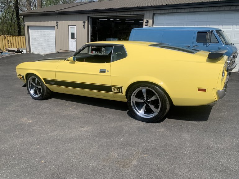 Ford-Mustang-1973-Yellow-Black