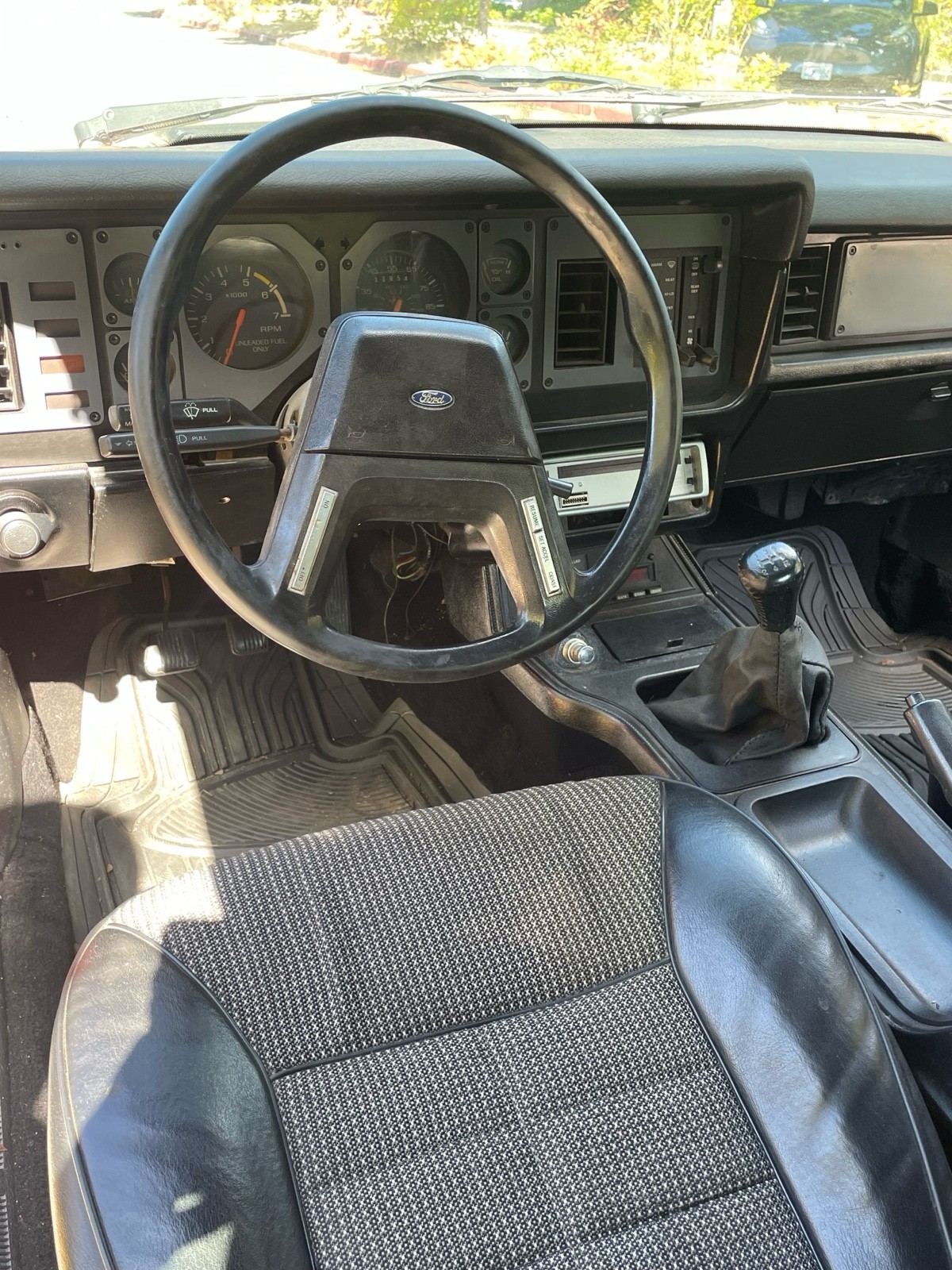 Ford-Mustang-1984-24