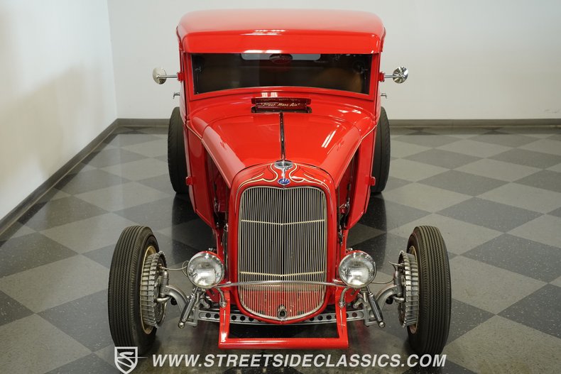 Ford-Pickup-1932-Red-Tan-1