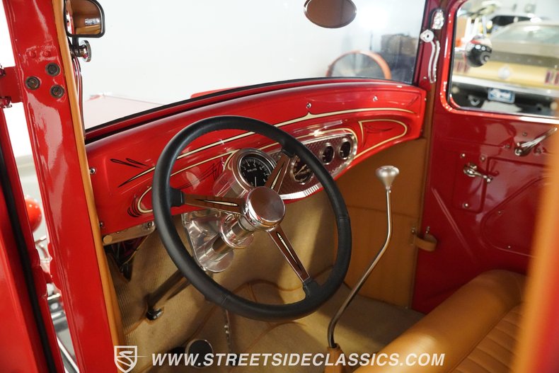 Ford-Pickup-1932-Red-Tan-10