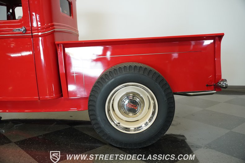 Ford-Pickup-1932-Red-Tan-28