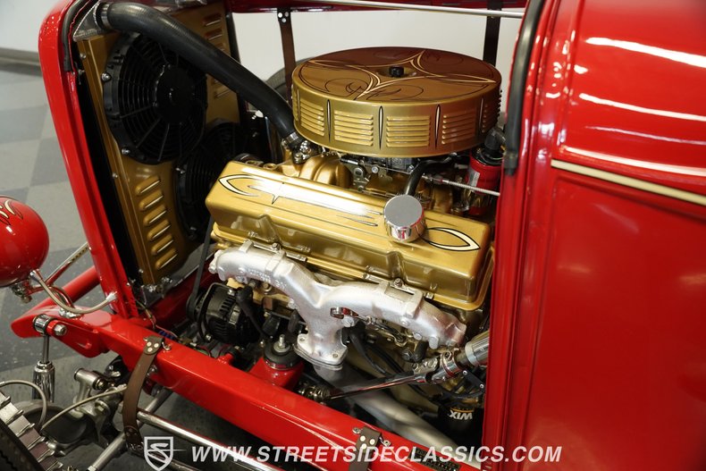 Ford-Pickup-1932-Red-Tan-35