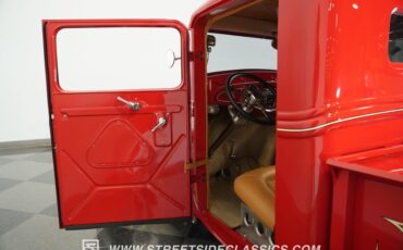 Ford-Pickup-1932-Red-Tan-39
