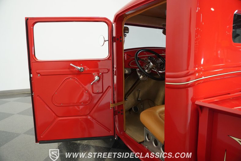 Ford-Pickup-1932-Red-Tan-39