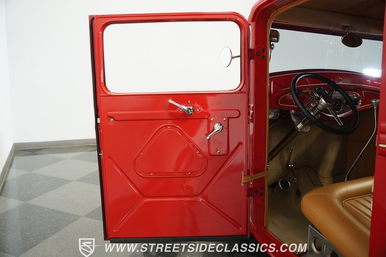 Ford-Pickup-1932-Red-Tan-40