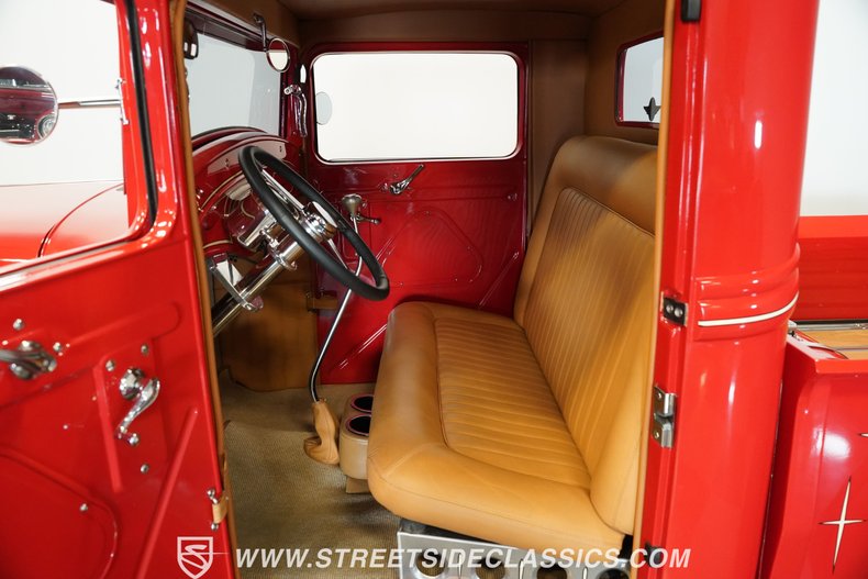 Ford-Pickup-1932-Red-Tan-41