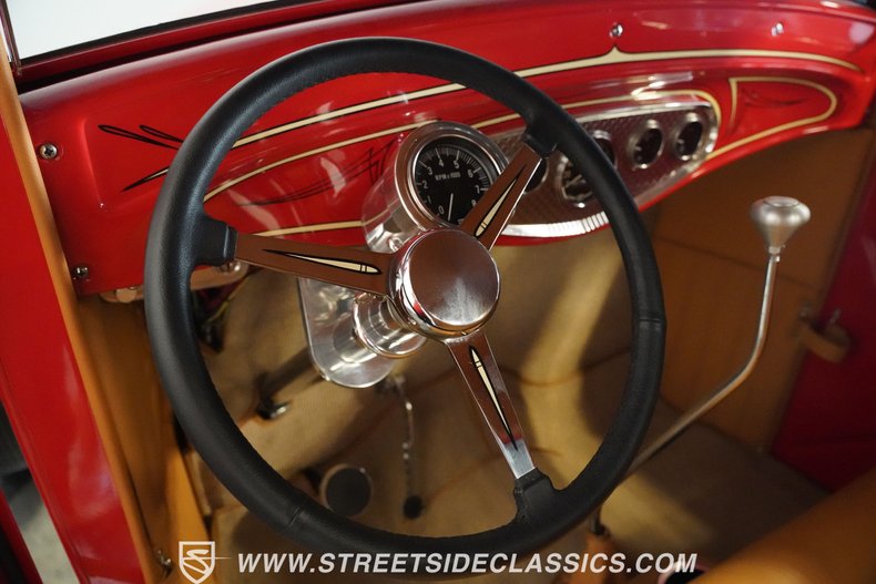 Ford-Pickup-1932-Red-Tan-43