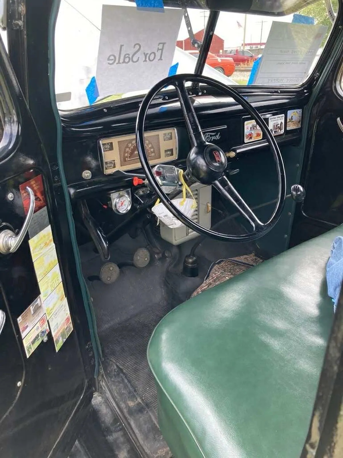 Ford-Pickup-1940-Black-Black-With-Green-Bench-Seat-3