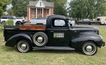 Ford-Pickup-1940-Black-Black-With-Green-Bench-Seat