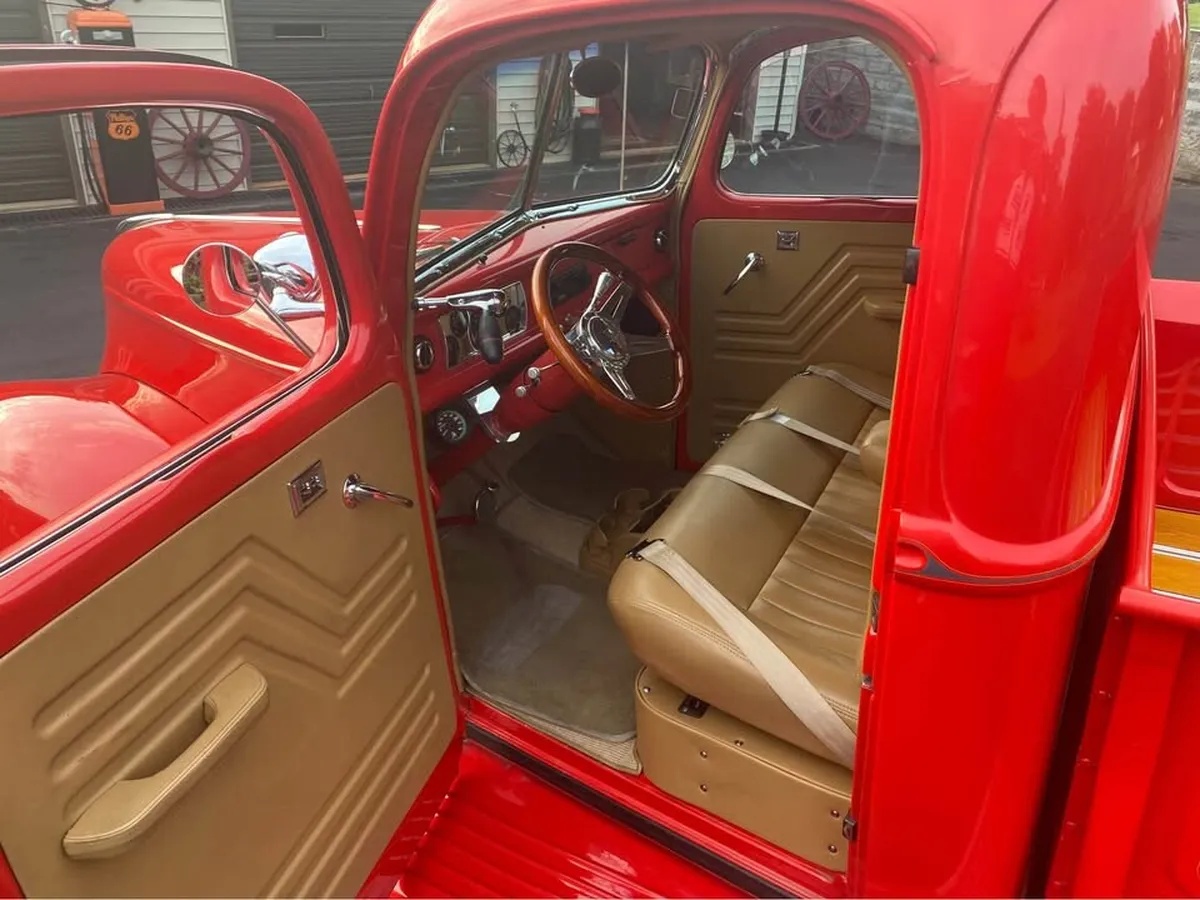 Ford-Pickup-1940-Red-Beige-5
