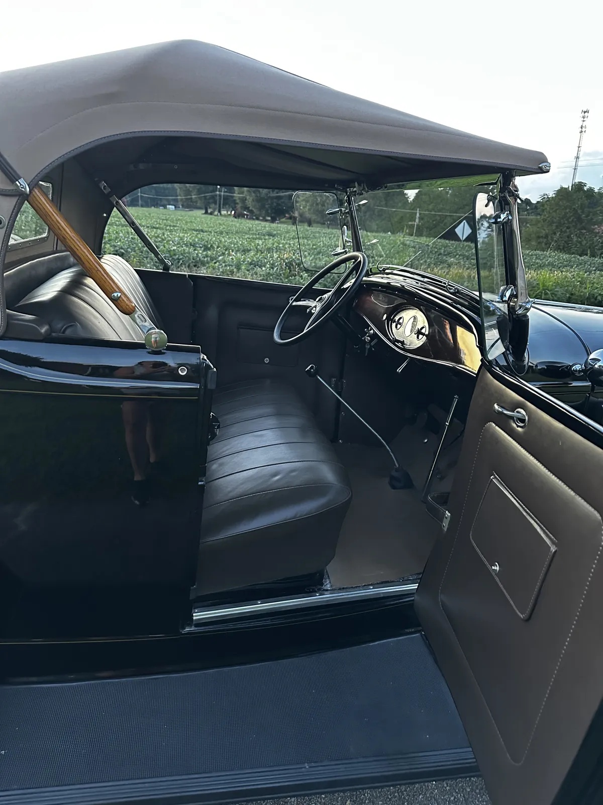 Ford-Roadster-1932-Black-Brown-Leather-10