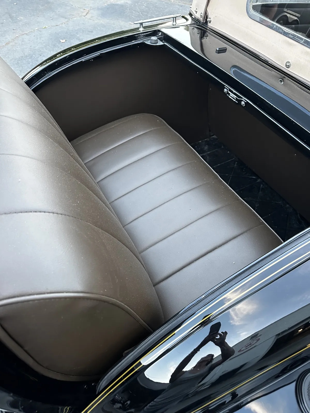 Ford-Roadster-1932-Black-Brown-Leather-12