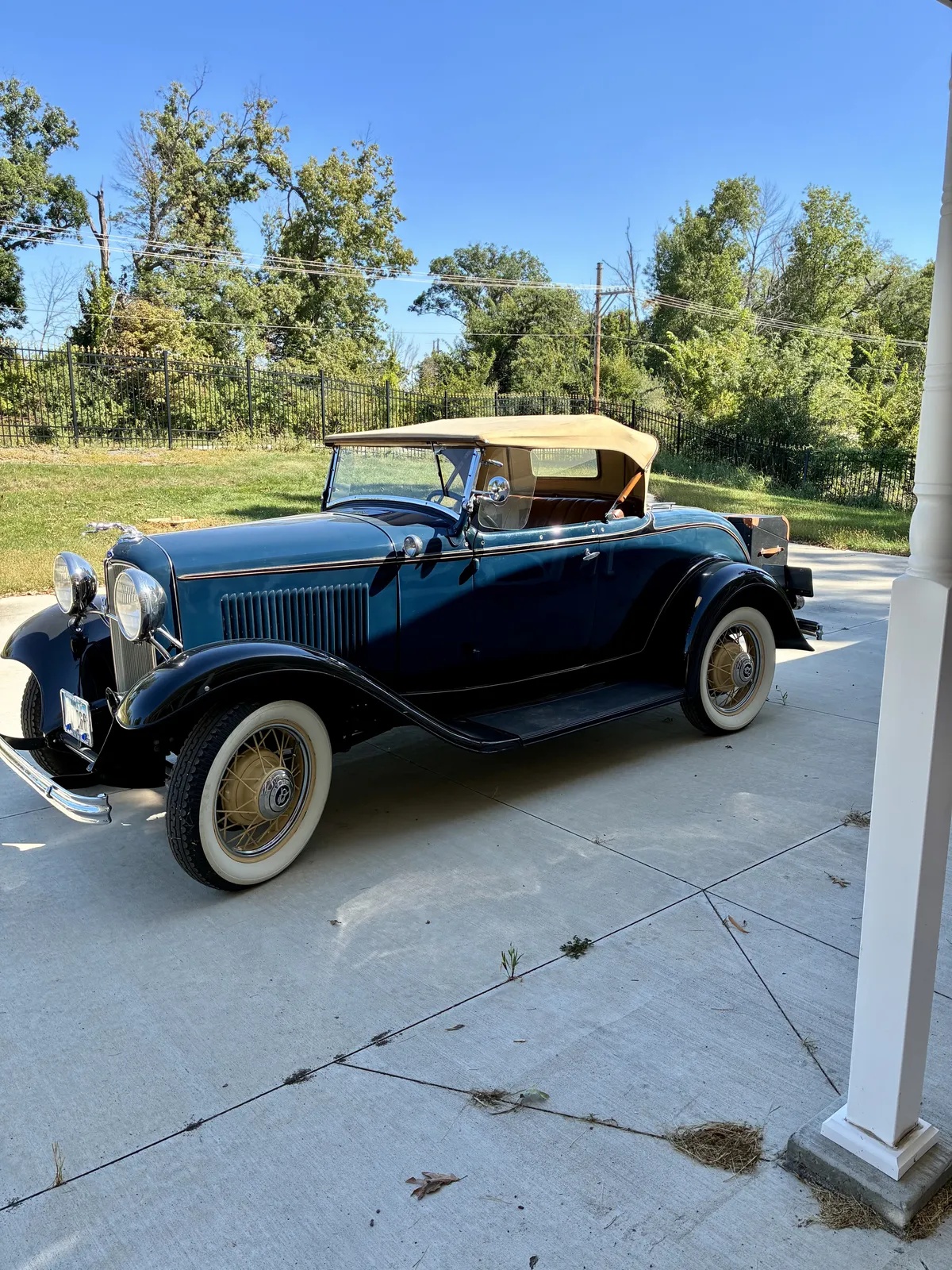 Ford-Roadster-1932-Blue-Tan-2