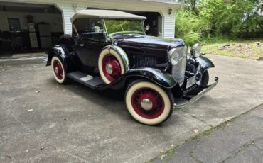 Ford-Roadster-1932-Maroon-With-Black-Fenders-Tan-Leather-1