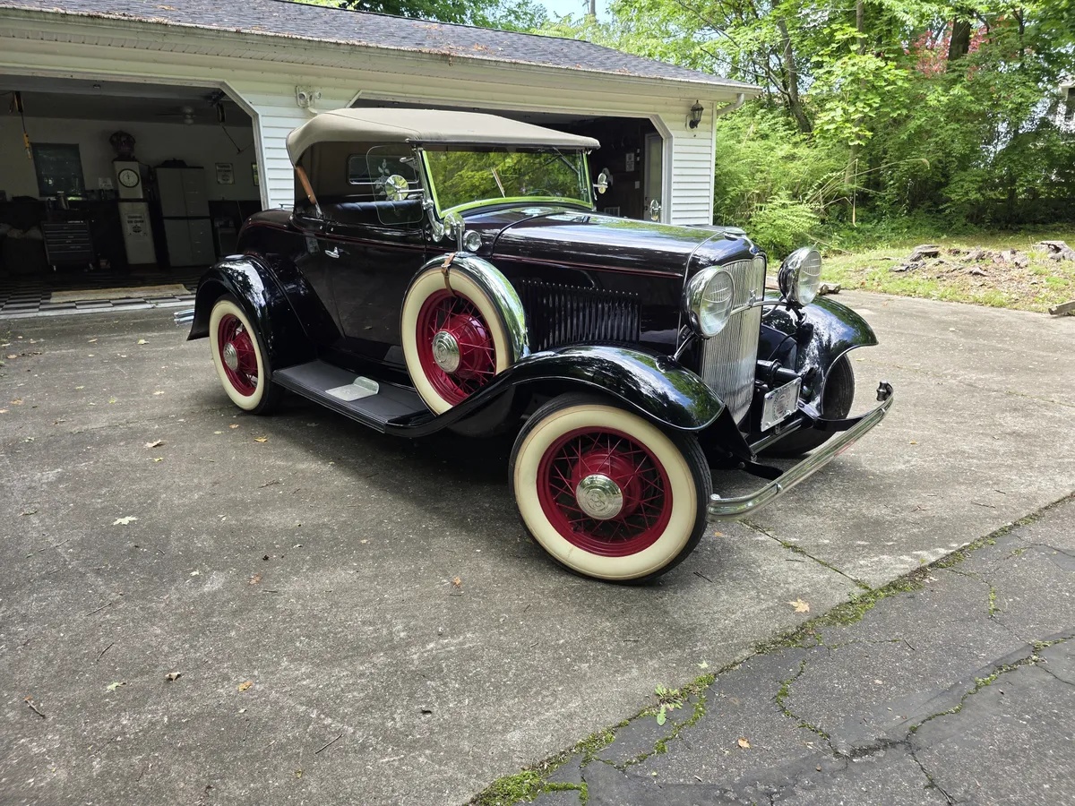 Ford-Roadster-1932-Maroon-With-Black-Fenders-Tan-Leather-1