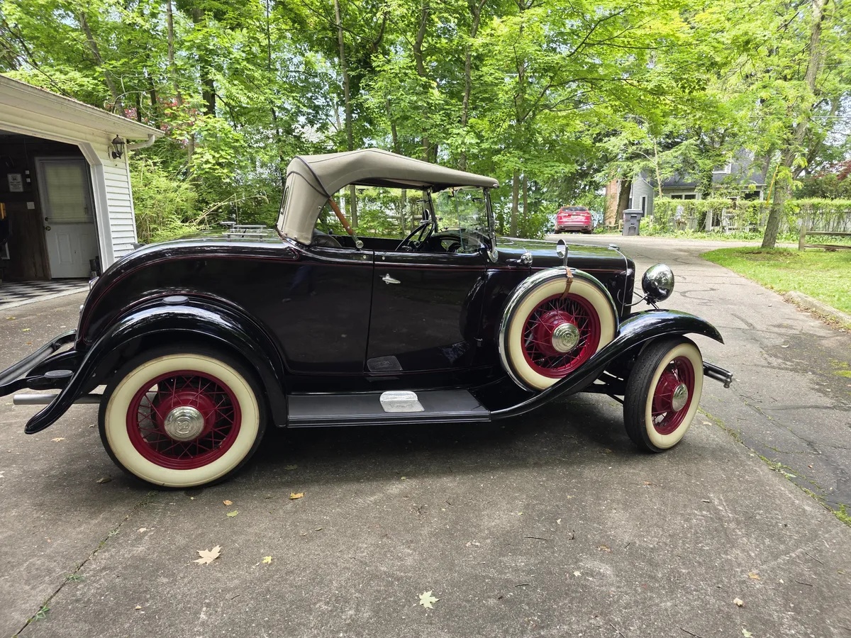 Ford-Roadster-1932-Maroon-With-Black-Fenders-Tan-Leather-10