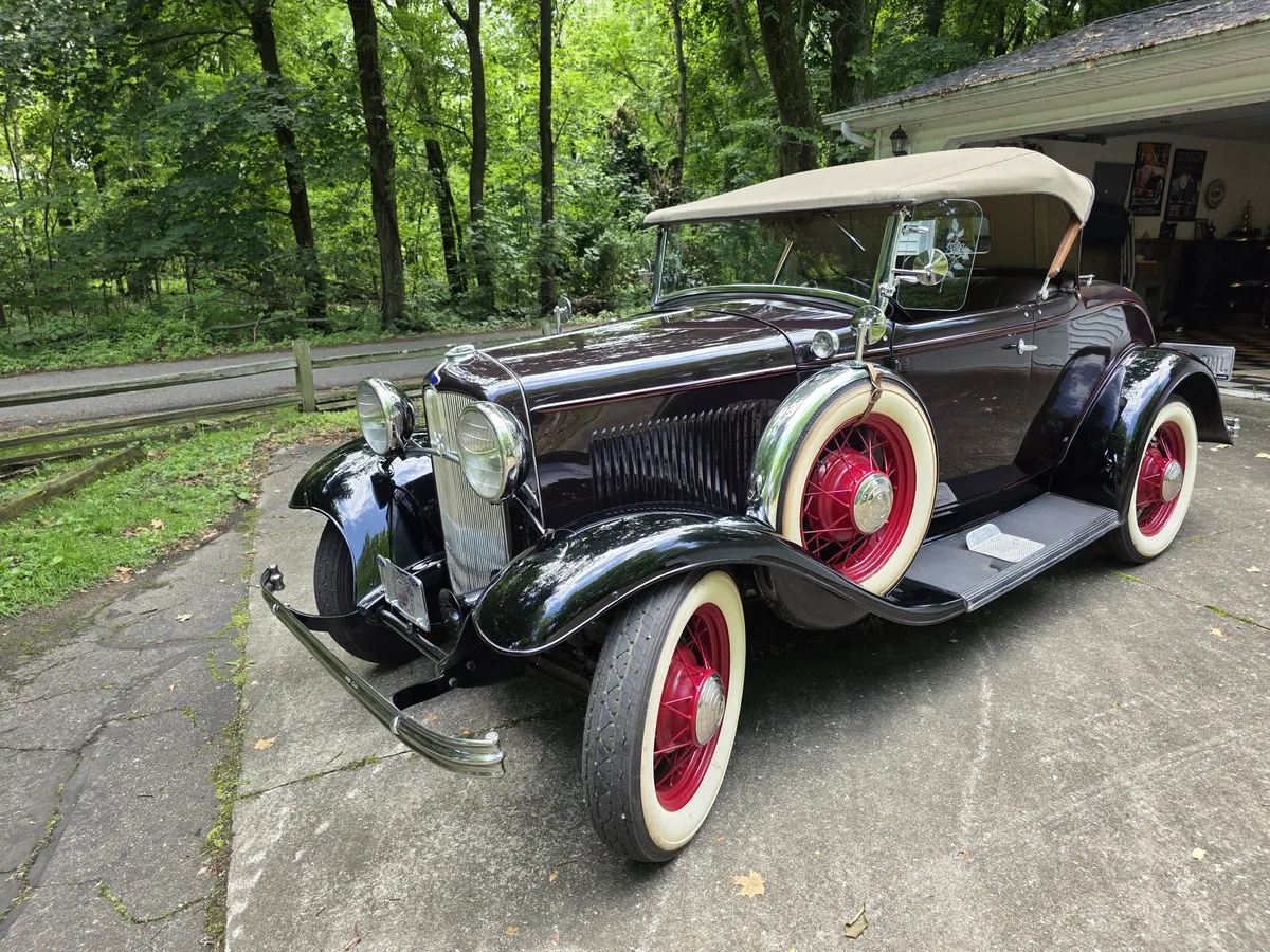 Ford-Roadster-1932-Maroon-With-Black-Fenders-Tan-Leather-11