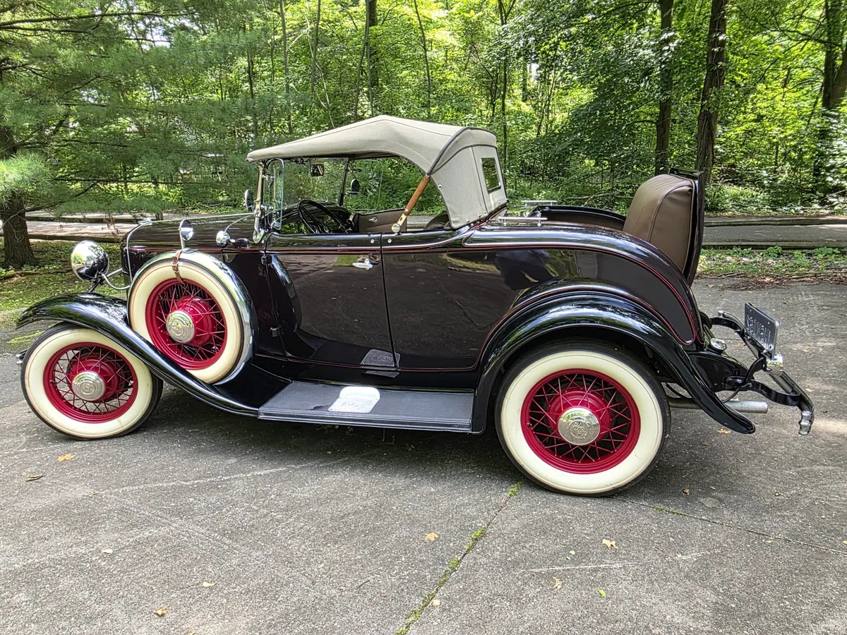 Ford-Roadster-1932-Maroon-With-Black-Fenders-Tan-Leather-13