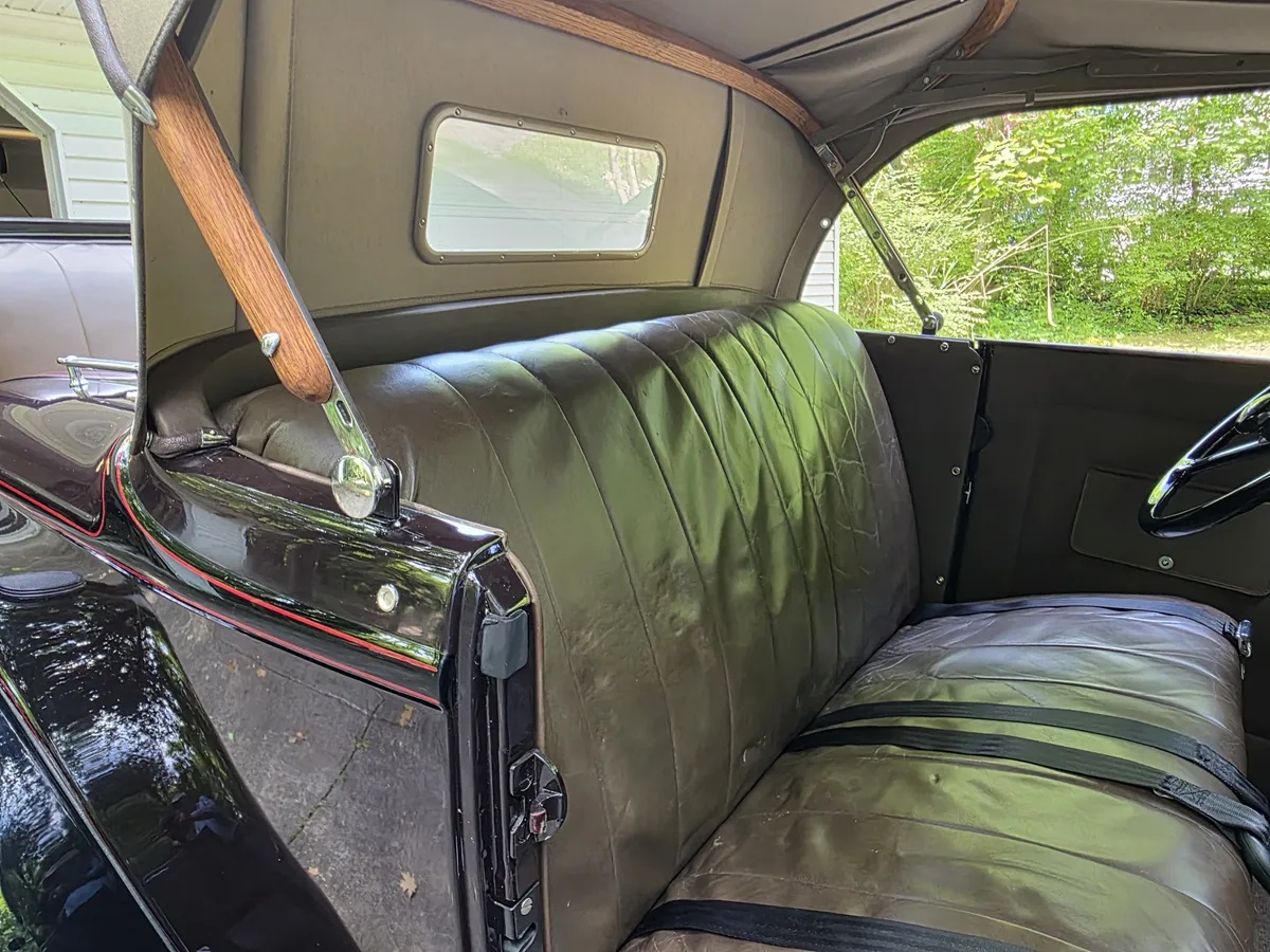 Ford-Roadster-1932-Maroon-With-Black-Fenders-Tan-Leather-15