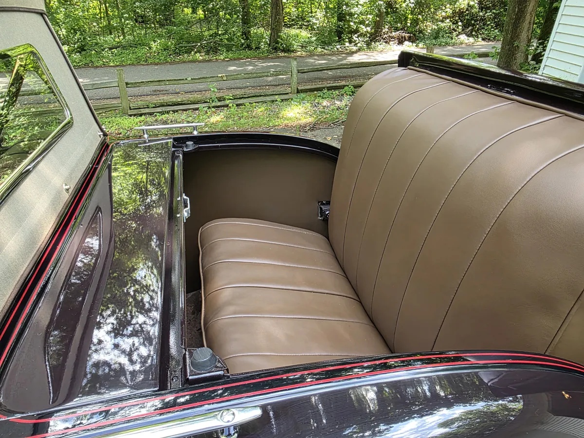 Ford-Roadster-1932-Maroon-With-Black-Fenders-Tan-Leather-16