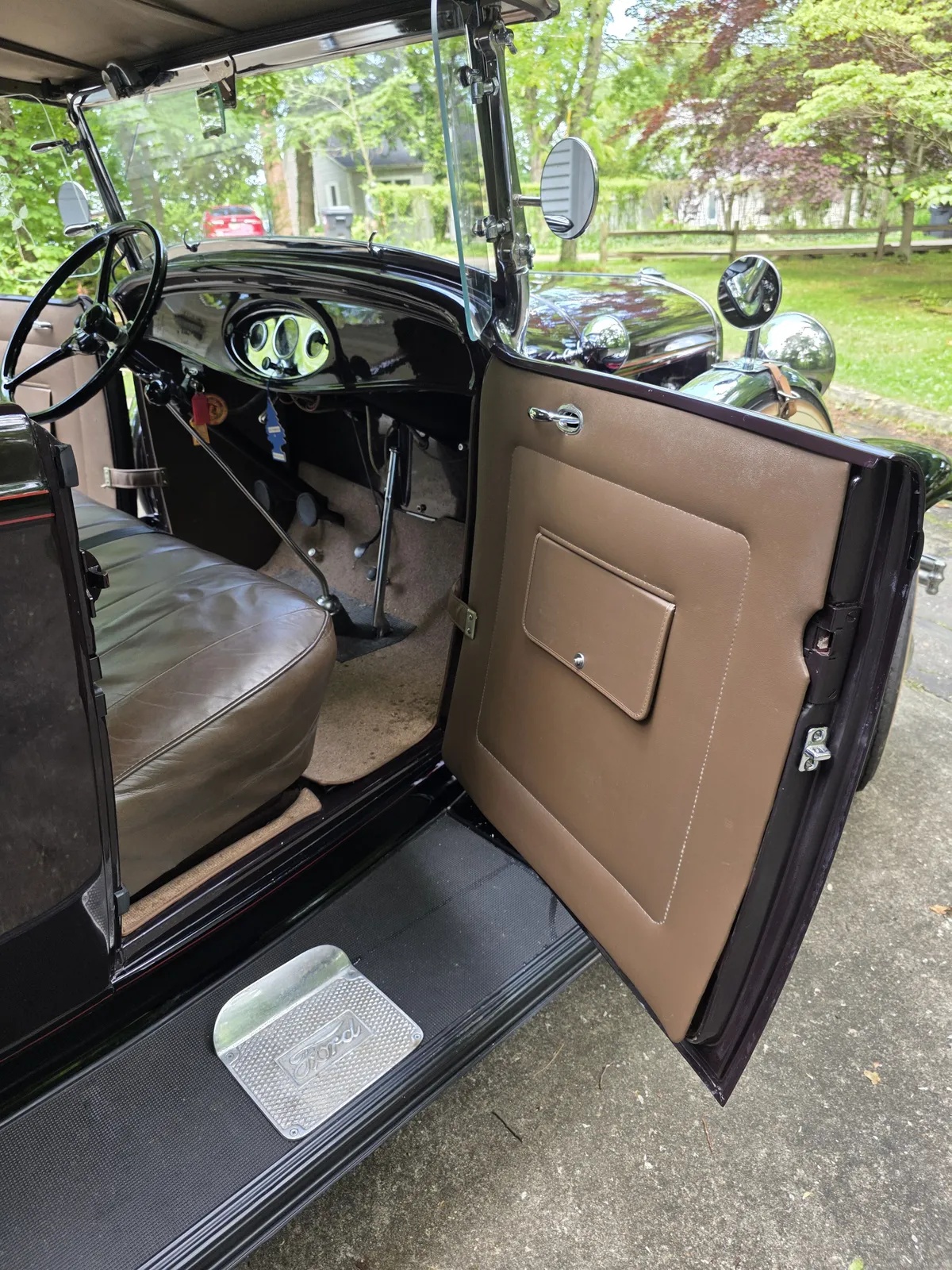 Ford-Roadster-1932-Maroon-With-Black-Fenders-Tan-Leather-17