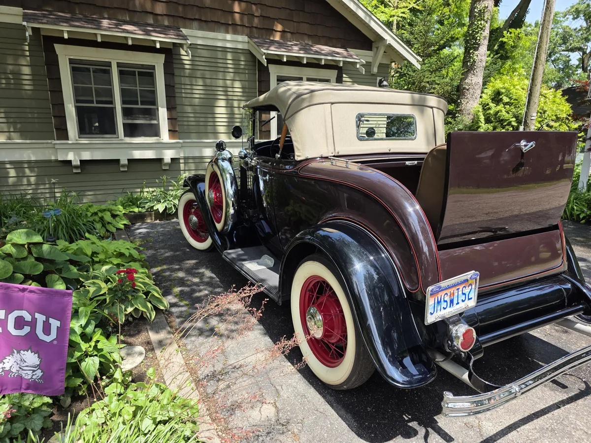 Ford-Roadster-1932-Maroon-With-Black-Fenders-Tan-Leather-2