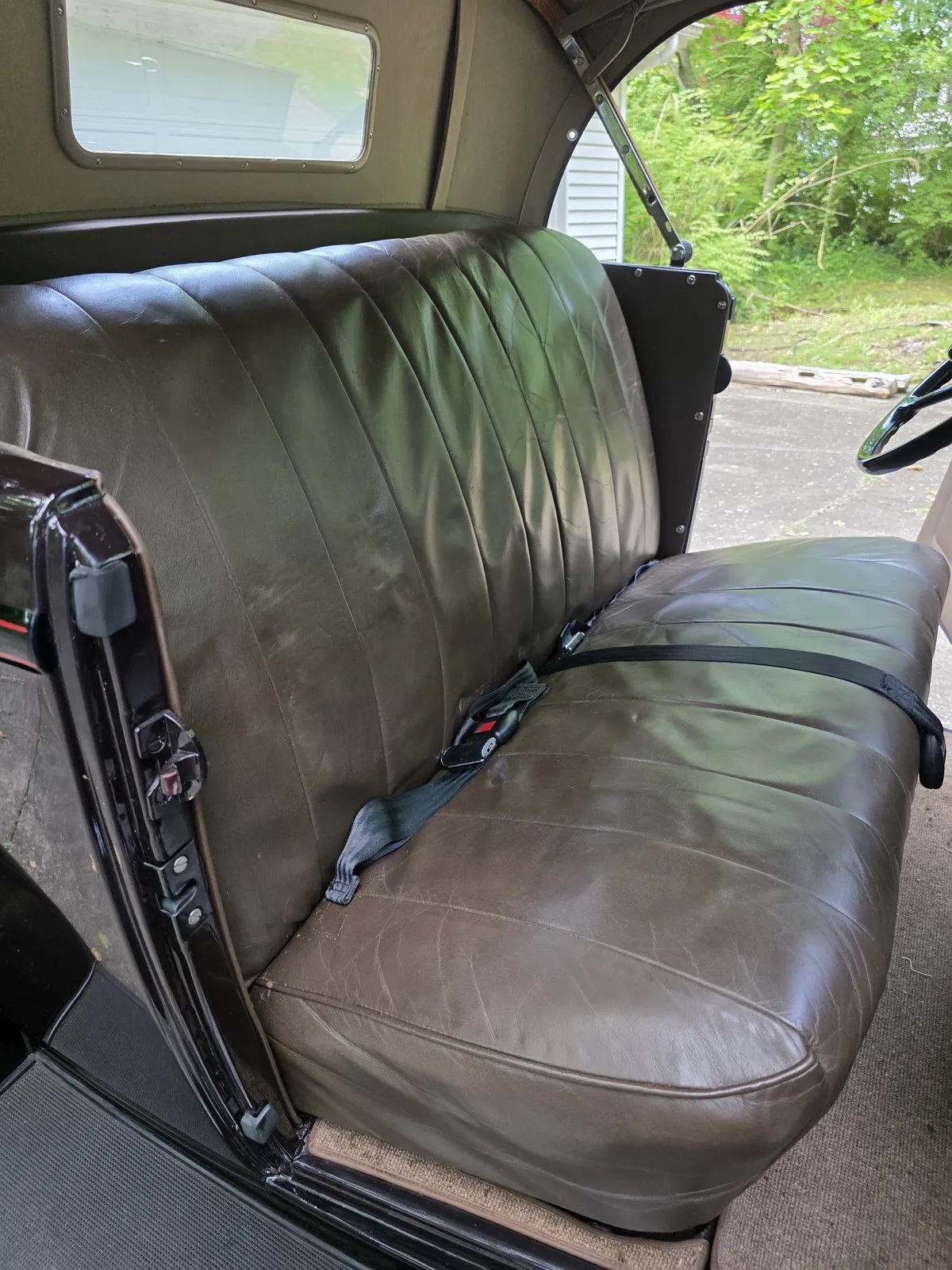 Ford-Roadster-1932-Maroon-With-Black-Fenders-Tan-Leather-3