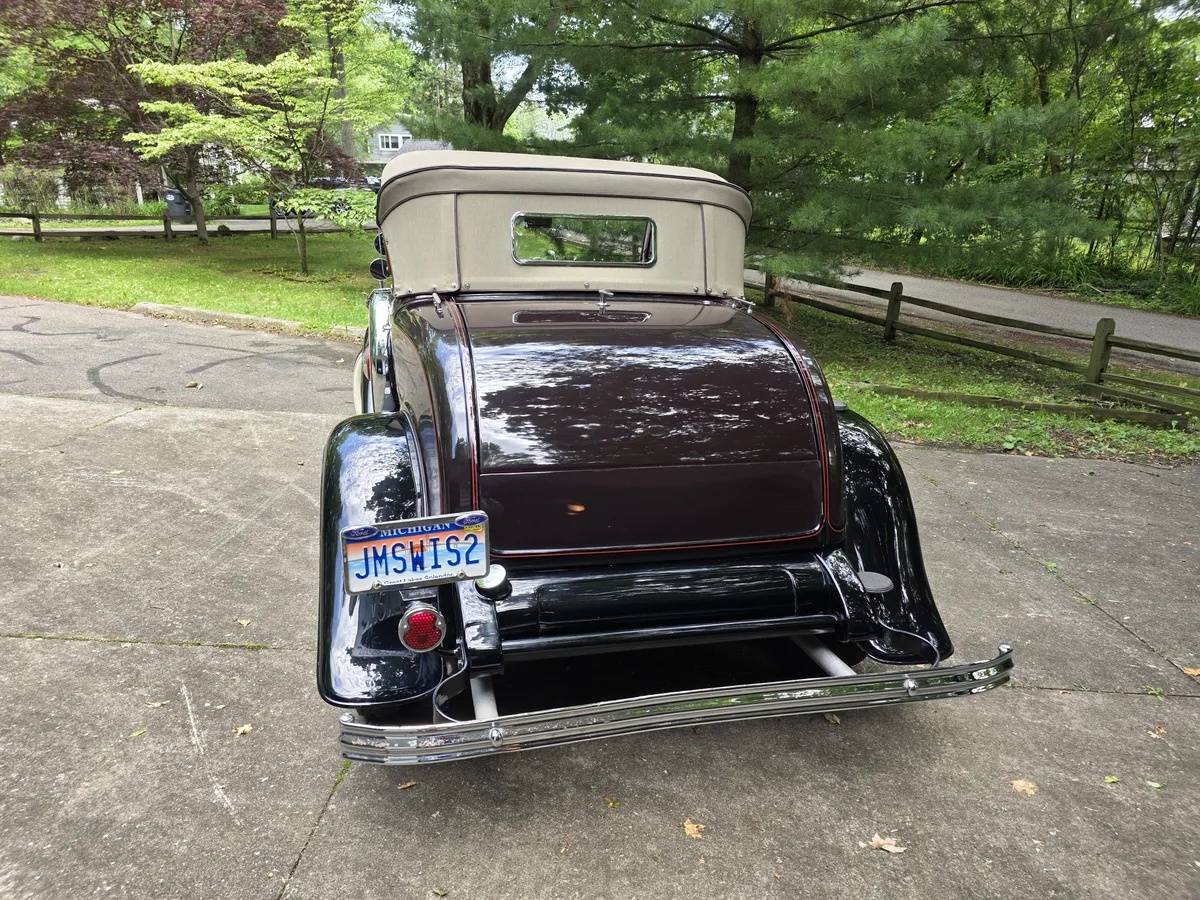 Ford-Roadster-1932-Maroon-With-Black-Fenders-Tan-Leather-4