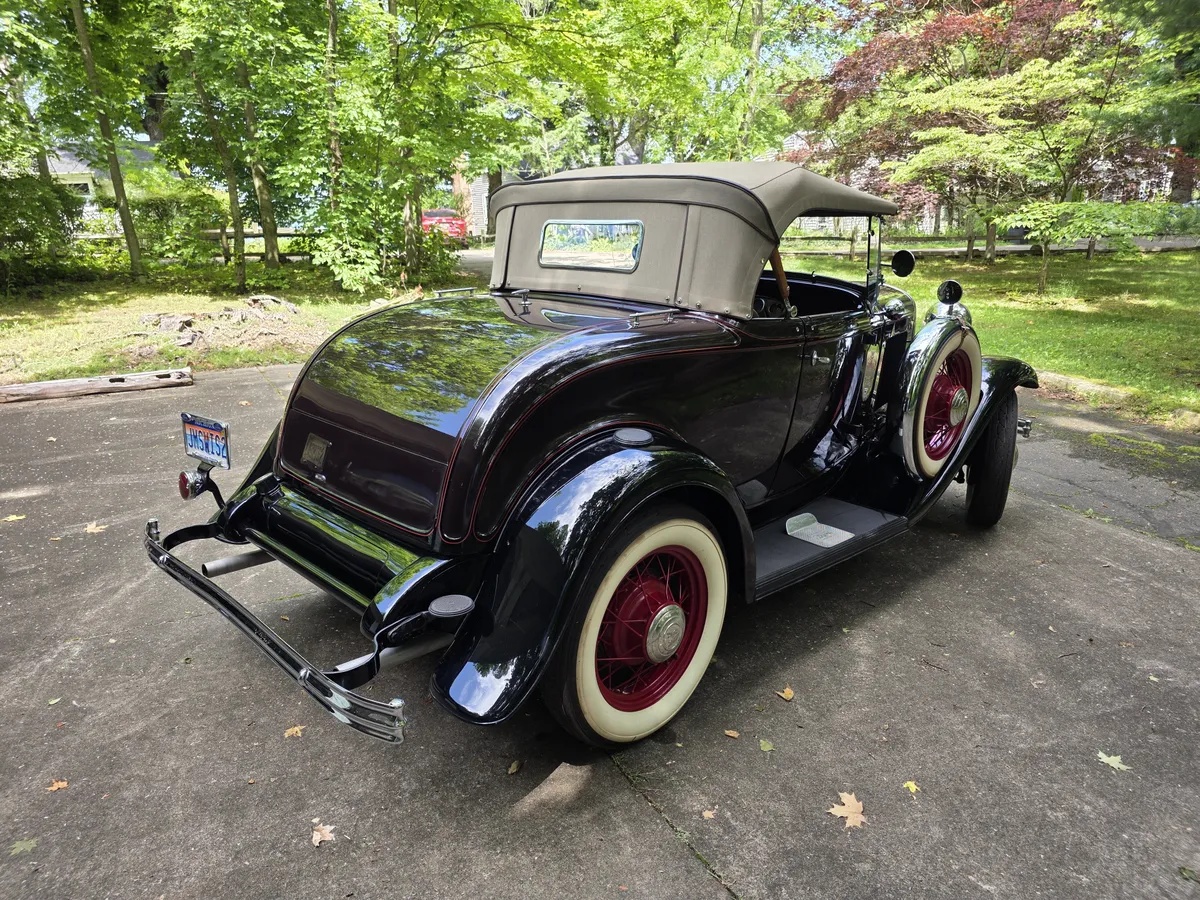 Ford-Roadster-1932-Maroon-With-Black-Fenders-Tan-Leather-5