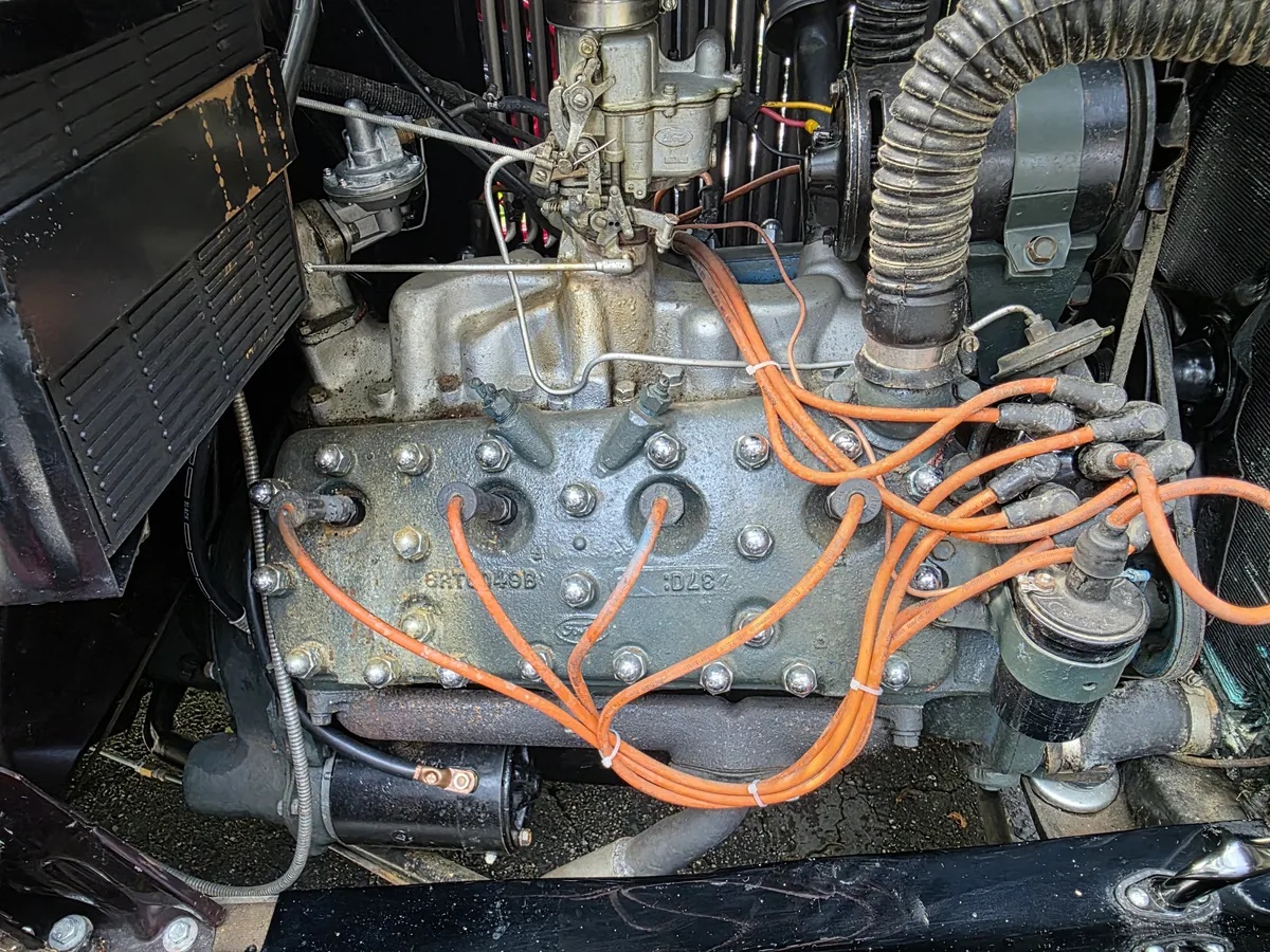 Ford-Roadster-1932-Maroon-With-Black-Fenders-Tan-Leather-8